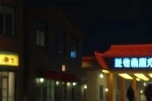 《雨夜书店》封面：雨天书店橱窗上的水痕与暖黄灯光